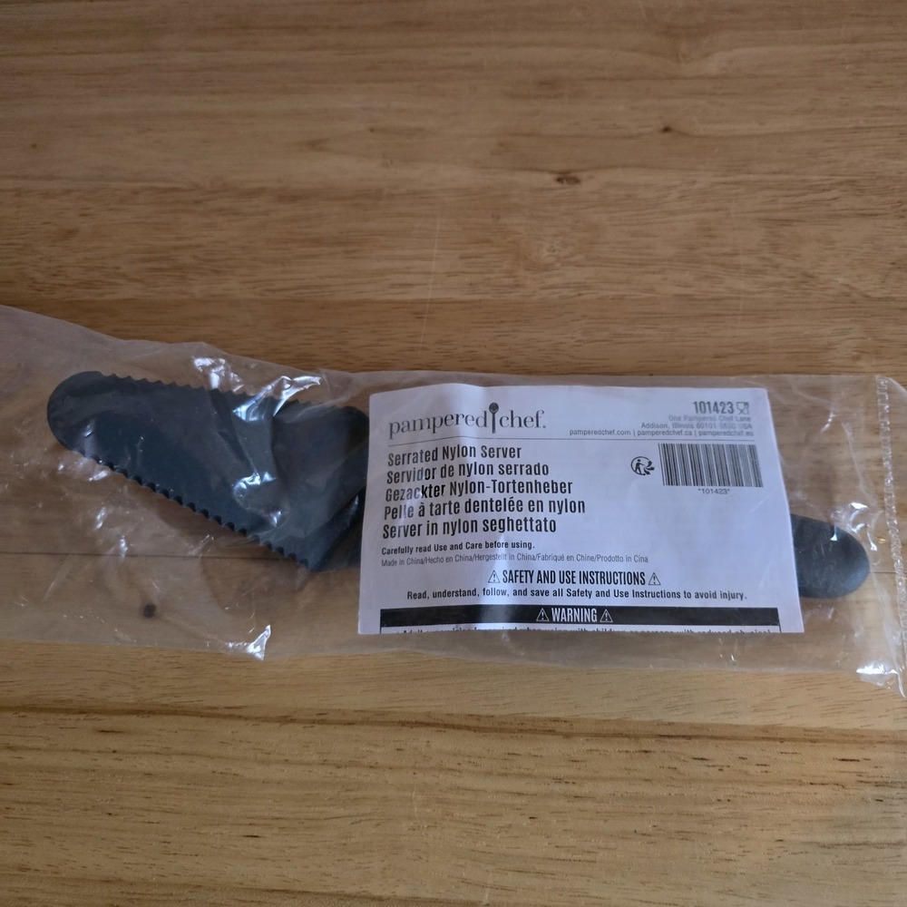 Pampered Chef Serrated Nylon Server 101423 Black Pie Cake Dessert Cutter NEW